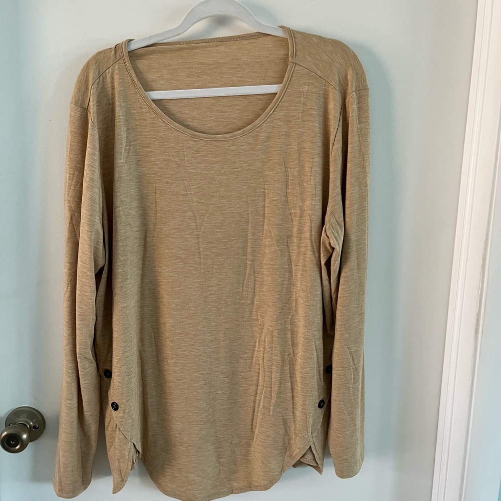 The size of this shirt is XXL and the color is Tan. Not sure of the brand